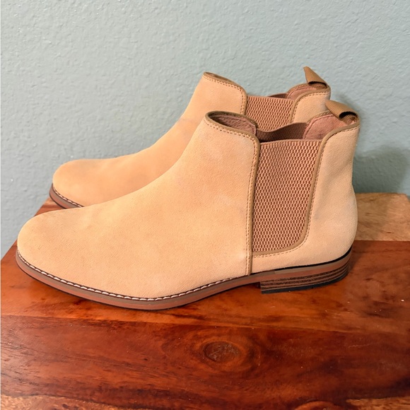 Other - Men's Chelsea Boots in Tan Suede